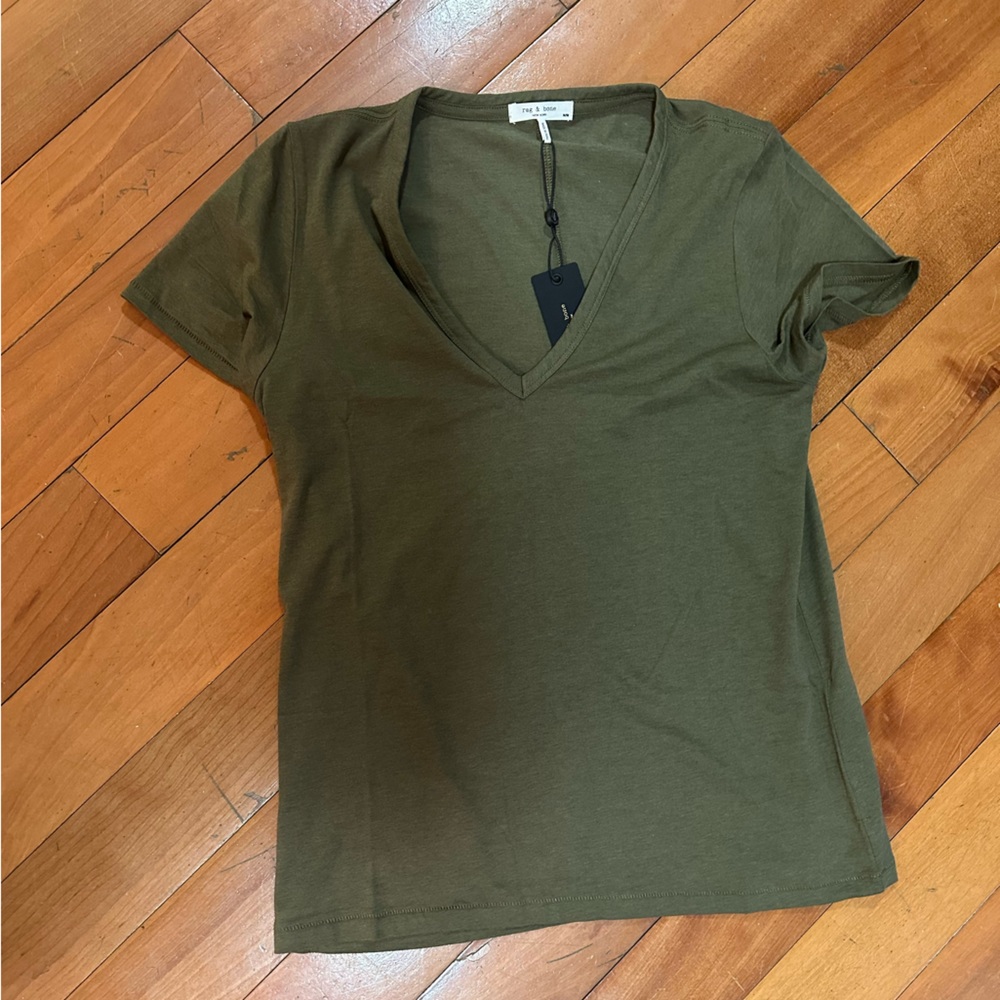 Rag and bone v neck tee. The perfect basic top that is well fitted and tailored